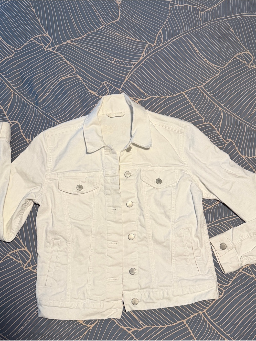 Crisp White Denim Gap Jacket like new!